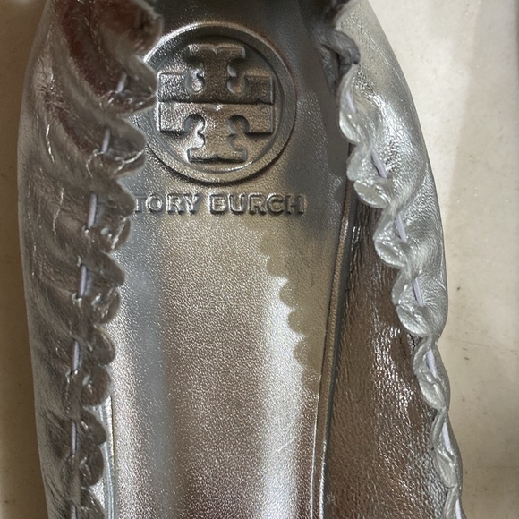 TORY BURCH SILVER LEATHER BALLET FLATS SHOES FESTIVE TASSELS FRONT SIZE 11 NEW - Picture 12 of 16
